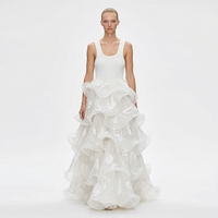 Robe longue maxi élégante blanche sans manches en maille côtelée à découpes, avec volants superposés et broderies en organza, coupe halter, longueur ras du sol, personnalisable pour femme