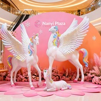 Sculpture de cheval licorne arc-en-ciel en fibre de verre faite à la main, décoration extérieure personnalisée pour les zones scéniques, les centres commerciaux, l'immobilier