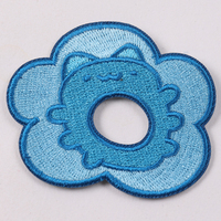 Patch brodé personnalisé OEM d'usine, style dessin animé bleu, forme animale ou florale, applique brodée plate pour vêtements
