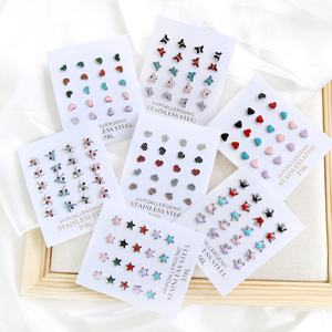 Boucles d'oreilles clous miniatures à prix bas en acier inoxydable, bijoux anti-ternissement, zircon, couleur bonbon, fleur colorée, cœur, boucles d'oreilles clous tendance - Product Image 2