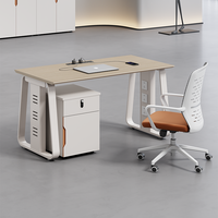 Bureaux, chaises et postes de travail modernes, bureaux informatiques, panneaux en bois