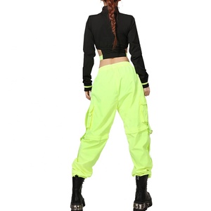 Alla moda a due pezzi insieme dei vestiti delle donne al neon verde riflettente <span class=keywords><strong>top</strong></span> e pant che coprono gli insiemi - Product Image 3