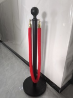 Poteau de guidage de foule en acier noir avec corde en velours rouge pour hôtels et expositions