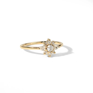 แหวนเพชรคลัสเตอร์เพาะเลี้ยงคุณภาพพรีเมียม ดีไซน์ดอกไม้ทอง 14K สไตล์มินิมอล สำหรับหมั้น หรือเป็นแหวนแทนใจในวันครบรอบ สำหรับผู้หญิง - Product Image 5