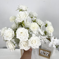 Fleurs artificielles raffinées et légères pour la décoration de réception de bureau