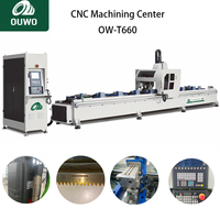 Centre d'usinage CNC 3 axes robuste OUWO avec magazine à outils pour le fraisage, le perçage et le chanfreinage des profilés de fenêtres et de portes en aluminium