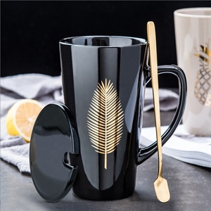 Taza de agua de cerámica nórdica creativa para <span class=keywords><strong>hombre</strong></span>, taza de gran capacidad con tapa, cuchara, taza de café, taza de personalidad para pareja familiar - Product Image 1