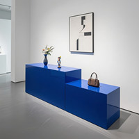 Table de présentation mobile bleue pour magasin de vêtements, idéale pour les boutiques de chaussures et sacs, et les centres commerciaux