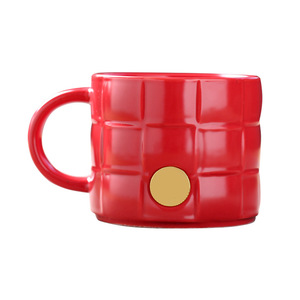 Tasses en céramique créatives avec badges en bronze en relief, couleur unie, design original pour cadeaux promotionnels - Product Image 4
