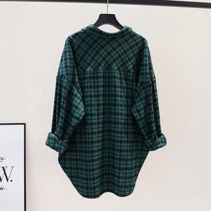 قميص نسائي جديد وعصري للصيف بمقاسات كبيرة وخصر فضفاض وأكمام طويلة بنقشة مربعات - Product Image 5