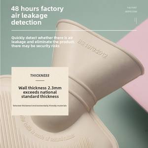 Bouteille d'eau chaude décorative mignonne à pompon de grande capacité 2L avec noyau en caoutchouc naturel étanche et couvercle amovible en peluche douce - Product Image 4