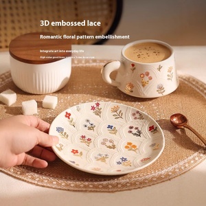Tazza da <span class=keywords><strong>caffè</strong></span> floreale scintillante ad alto valore di lusso in ceramica pesante per uso domestico goffrato piccolo fiore Latte Art tazza presenta - Product Image 4