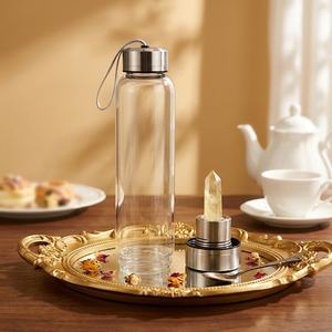 Bottiglia per Infusione di Cristallo di Quarzo Naturale <span class=keywords><strong>Gaia</strong></span> Aura - Flacone in Vetro Borosilicato da 550ml per Yoga, Meditazione e Guarigione dell'Anima - Product Image 1