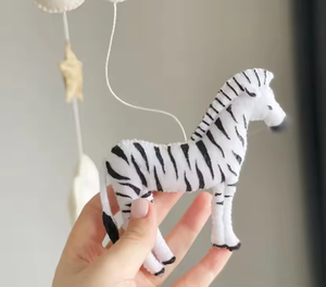 Mobile per Culla con Animali Neutri dell'Africa, Mobile in Feltro Safari con Giraffa, Zebra ed Elefante - Product Image 5