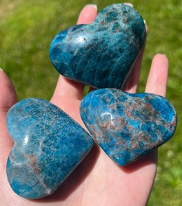 Venta al por mayor de piedra de palma tallada en forma de corazón de cristal natural pulido, corazón de apatita azul para regalo - Product Image 3