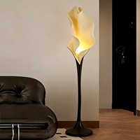Lampadaire de style designer italien, luxe léger, pour chambre à coucher, salon, près du canapé, lumière d'ambiance artistique haut de gamme pour chambre.