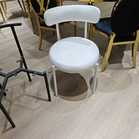 Chaise de salle à manger NIKA de luxe avec cadre doré noir et revêtement en cuir PU, rembourrage en velours blanc, pieds en métal, chaises pour hôtel, banquet, événement, mariage