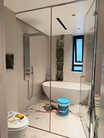 Porte de douche de luxe style boutique, en verre trempé de sécurité sans cadre, avec cadre coulissant chromé, pour l'intérieur moderne de la maison