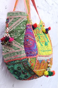 Bolso de Hombro Banjara Bordado a Mano de la India, Moderno, Ligero, con Forro de Algodón y Cierre, para Uso Diario de Mujeres - Product Image 3
