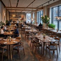 Ensemble de mobilier de restaurant commercial de luxe sur mesure en bois massif et chaises en cuir pour projet hôtelier J2S Factory Design Intérieur