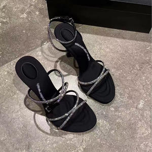 รองเท้าส้นสูงสำหรับผู้หญิง - ส้นเรียวสวยสง่า เหมาะสำหรับงานปาร์ตี้และออฟฟิศ ดีไซน์ส้นเดียวที่สวมใส่สบาย - Product Image 3