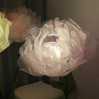 Lampe sur pied géante artisanale à ouverture et fermeture électriques, motif pivoine sérigraphié, 60 cm, couleur personnalisable, pour l'ambiance des salles de diffusion en direct