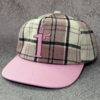 Casquette de baseball unisexe en laine mélangée à carreaux roses, bord légèrement incurvé de 6 cm, non structurée, avec logo brodé en feutre et fermeture snapback.