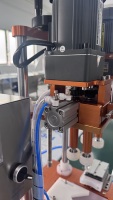 Machine de capsulage semi-automatique en acier inoxydable haute efficacité pour le scellage des bouchons de bouteilles, équipement pour les usines de boissons et de cosmétiques