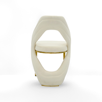 Chaise de salle à manger de mariage moderne de luxe en velours blanc avec structure en acier inoxydable doré pour la location événementielle et les banquets d'hôtel