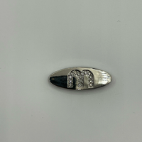 Étiquettes métalliques personnalisées ovales en strass anti-corrosion avec logo lettre M, vente en gros pour vêtements, sous-vêtements, sacs, casquettes