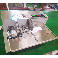 Le mini séparateur de pages de l'imprimante automatique en ligne Yaomatec est utilisé pour imprimer des étiquettes et des dates sur des boîtes de papier de cartons de sacs en plastique