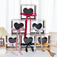 Boîte cadeau en acrylique transparent Evergreenwrap en forme de cœur creux avec fleur de savon rose et poignée en ruban, boîte surprise