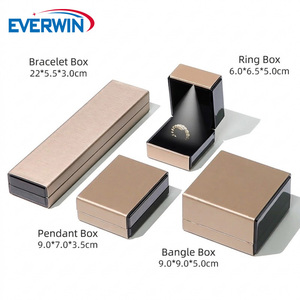 Boîte à bijoux en velours uni EVERWIN avec lumière LED, couvercles élégants rectangulaires pour bague, collier, bracelet, pendentif, boîte d'emballage - Product Image 3