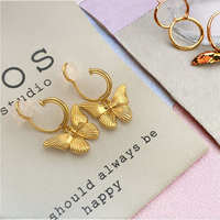 Boucles d'oreilles tendance en acier inoxydable texturé à rayures dorées, plaqué PVD 18 carats, avec breloque papillon géométrique pour femme, idéales pour un anniversaire