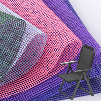 Tissu en maille enduit PVC 70% + 30% polyester multicolore à petits carrés, utilisé pour les sacs pour animaux de compagnie et les chaises de plage, tissu en maille de caoutchouc