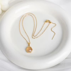 Joyería de Moda al por Mayor, Collar con Colgante de Piedras Naturales Geométricas de Acero Inoxidable y Oro Personalizado para Mujer - Product Image 6