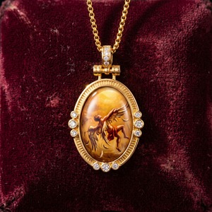 Collar con colgante de arte gótico de Icaro en caída, de latón chapado en oro con circonita y esmalte artesanal, para joyería de marca independiente de la Generación Z - Product Image 1