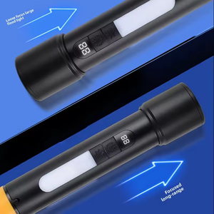 Linterna de Buceo LED con Clasificación IP44, Más de 1000 Lúmenes, Recargable, Funciona con Baterías AA, Gancho Táctico de ABS, Pantalla Digital - Product Image 3
