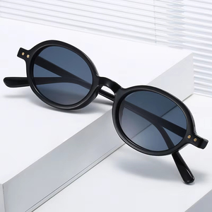 Lunettes de soleil ovales rétro tendance 2026 avec rivets, protection UV400, petite monture, pour hommes et femmes, personnalisables avec logo - Product Image 3
