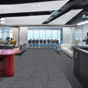Dalles de moquette modulaires carrées en polypropylène de couleur unie, à boucles, amorties, résistantes aux taches et lavables, pour bureaux et espaces commerciaux - Product Image 2