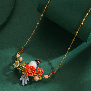 Collar con Colgante de Flor Roja y Pájaro de la Buena Nueva en Esmalte, Joyería Floral de la Suerte para Mujer - Product Image 3