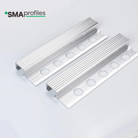 Profilé de marche d'escalier en aluminium et marbre au design moderne, avec rainure sur la surface, bandes de transition antidérapantes pour bord de marche