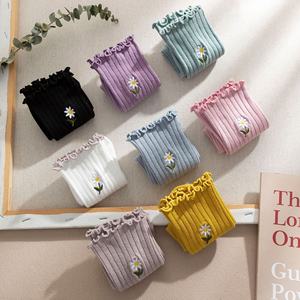 महिला नए मिड-बछड़े के पुष्प-विरोधी पर्ची कढ़ाई वाले छोटे छोटे डेज़ी स्ट्रिप्ड फीक्स कपास मोजे थोक - Product Image 3