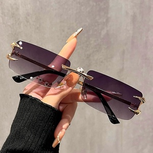 <span class=keywords><strong>Vogue</strong></span> sans monture métal griffe Design lunettes <span class=keywords><strong>de</strong></span> <span class=keywords><strong>soleil</strong></span> 2025 rétro dégradé sans cadre lunettes <span class=keywords><strong>de</strong></span> <span class=keywords><strong>soleil</strong></span> haute qualité Hip Hop populaire lunettes hommes femmes - Product Image 5