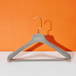 ไม้แขวนสูทพร้อมตะขอกลมผ้ากำมะหยี่ไม้แขวนเสื้อผ้ากำมะหยี่สีเทา - Product Image 1