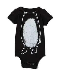 最佳服装产品婴儿素黑连衫裤配动物羊毛