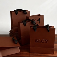 Sac en papier personnalisé avec logo en relief, estampage à chaud doré, sacs d'emballage cadeaux de luxe avec poignée en ruban