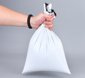 Combinación en blanco y negro con impresión de logotipo exclusivo personalizado para ropa Envío de comercio electrónico Bolsa exprés especial - Product Image 4