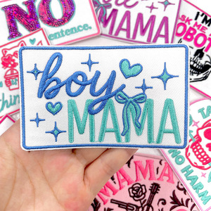 Parches Bordados Personalizados con Diseño de Rosas y Guitarra, Letra Personalizada 'Mamá', Parches Termoadhesivos Pequeños para Gorras - Product Image 3