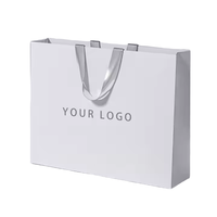 Sac cadeau en papier blanc de luxe, poignée longue, sac de shopping en carton, emballage de supermarché, matériaux recyclés, 250 g/m², personnalisé